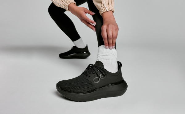 Womens_BlackStride1