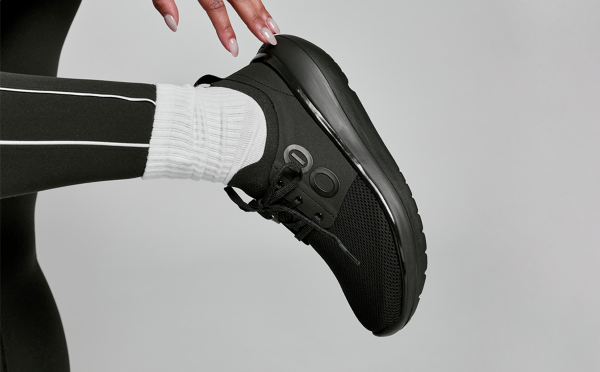 Womens_BlackStride2