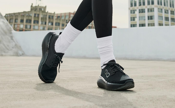 Womens_BlackStride3